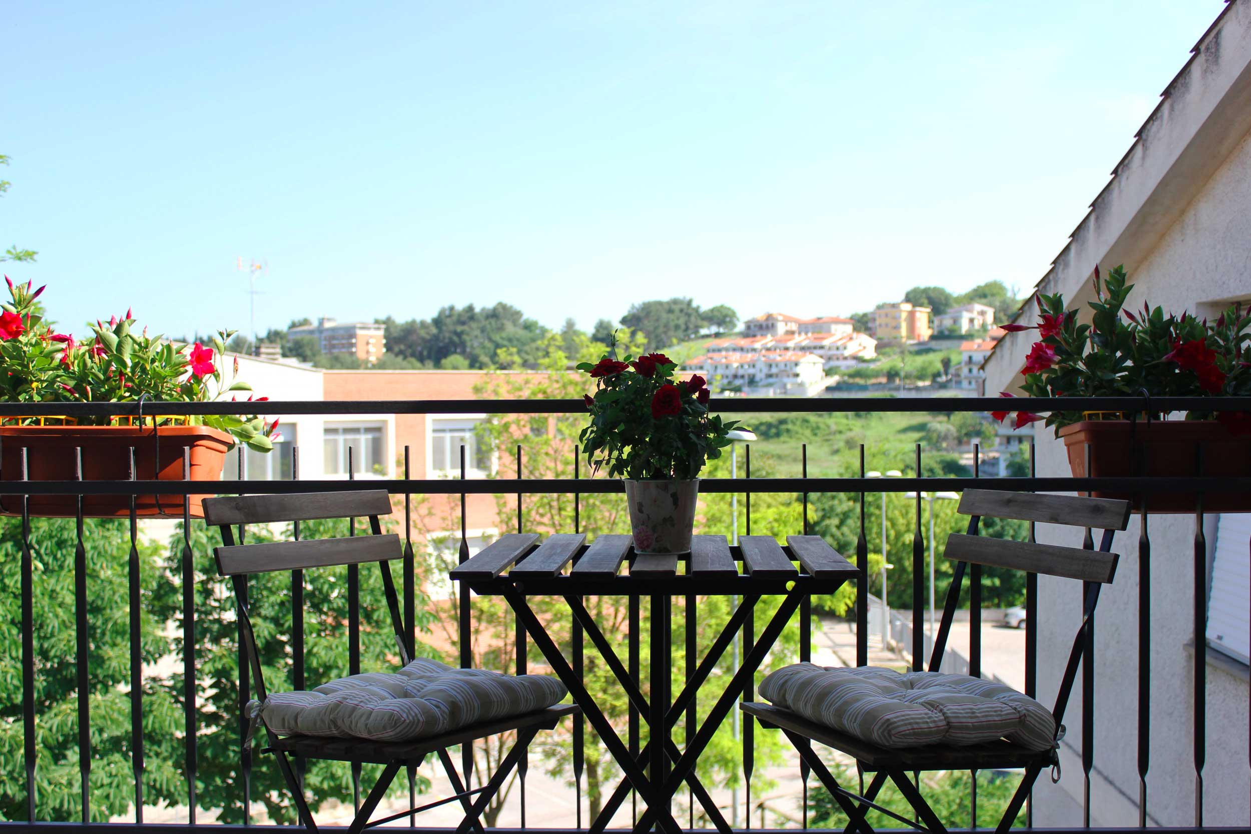 b&b-Loreto-Marche-Tavolino-Balcone-Camera-Superior-bed-and-Breakfast-A-Casa-di-Nonna