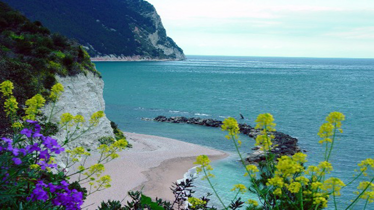 Monte-Conero-Spiaggia-del-Trave-Mare-Adriatico